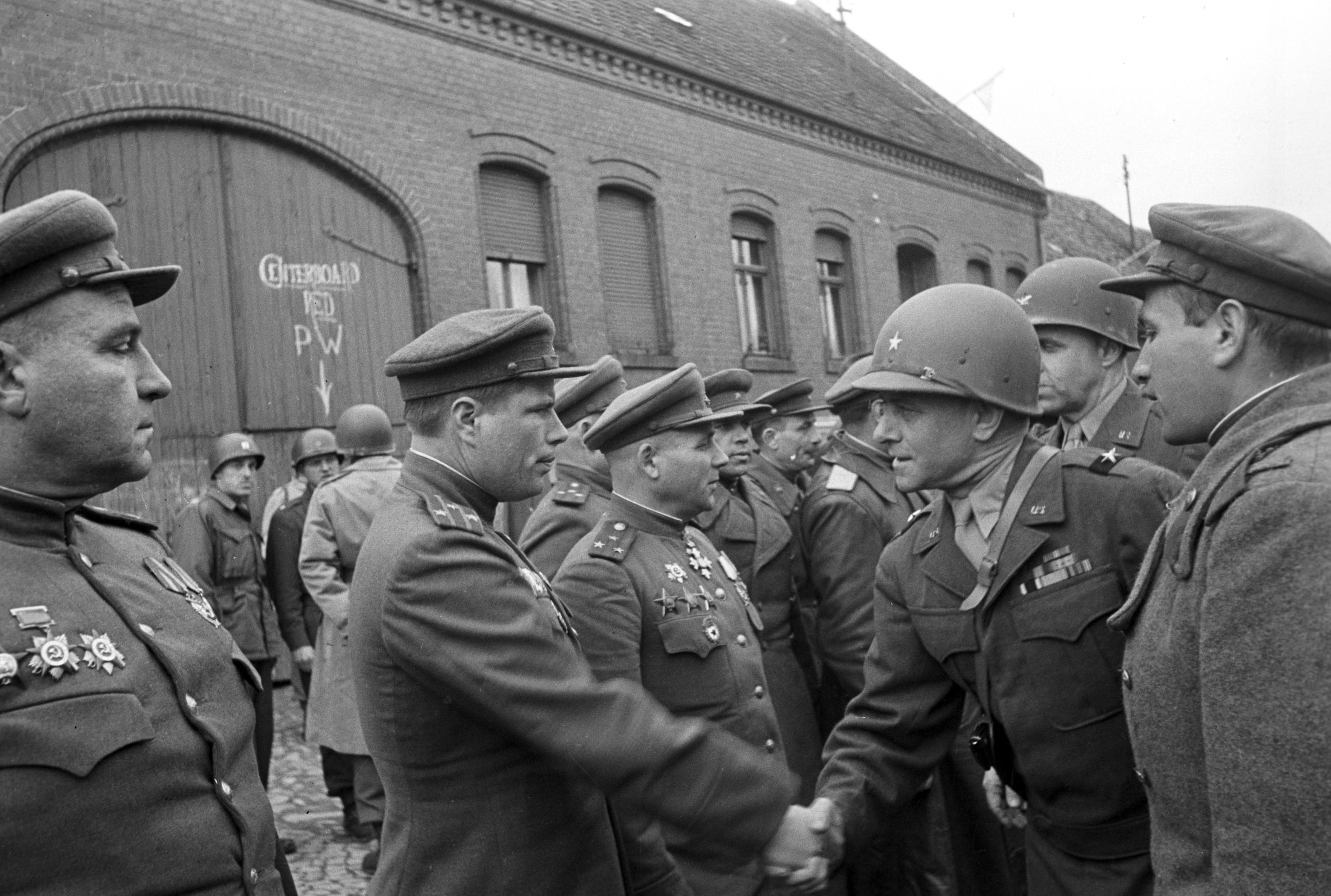Встреча представителей советского командования с американскими союзниками в Торгау (Германия) 25 апреля 1945 года / Фото: Иван Шагин